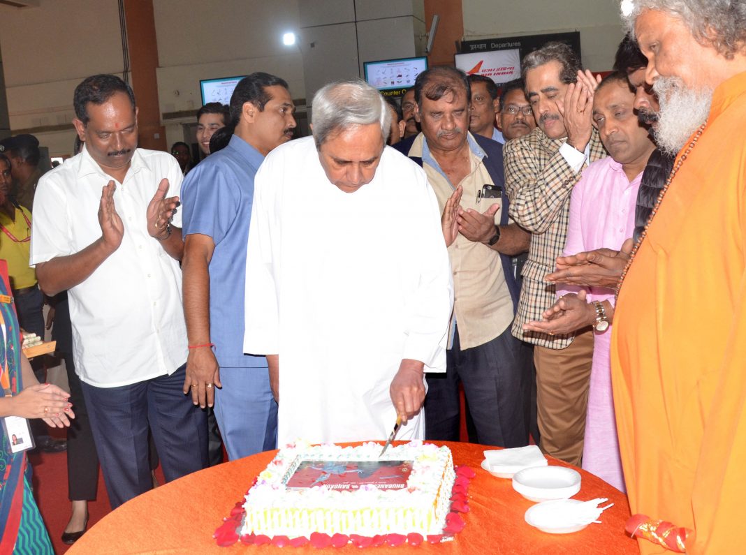 Naveen Patnaik cuts cake for Bangkok Bhubaneswar flight