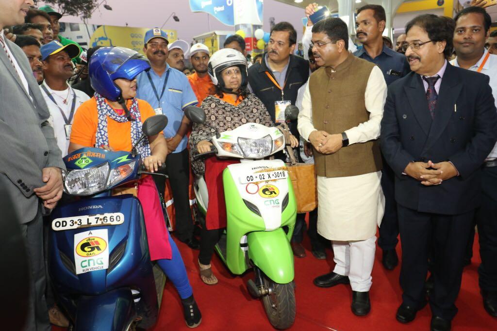 CNG scooters Dharmendra Pradhan