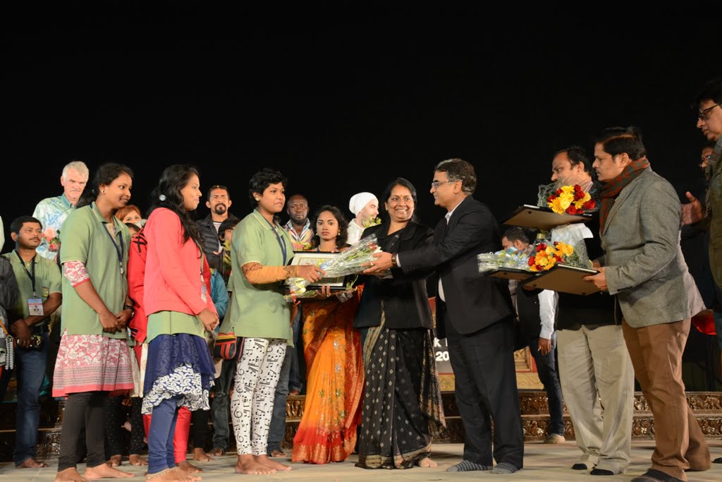 Tourism secretary Mona Sharma and additional chief secretary L N Gupta felicitating sand art artists on the concluding day of International Sand Art Festival at Konark on Tuesday. Photograph: Odishabytes