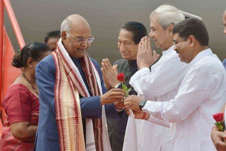 President Kovind received by Naveen Patnaik, SC Jamir and Dharmendra Pradhan at Bhubaneswar Airport